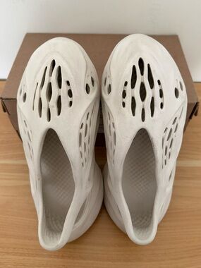 Yeezy Foam Runner Sand FY4567 Size 5 US/ 6.5W